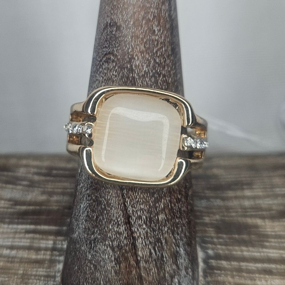Cream Cat Eye And Rhinestone Gold Tone Ring Sz 7.5 NWT